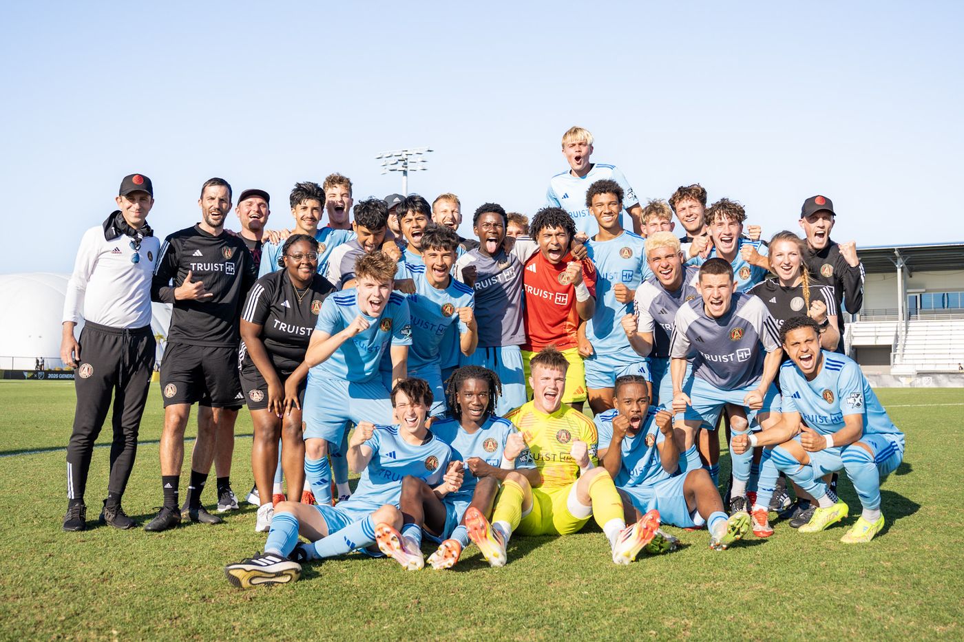 Mannschaft und Trainerstab von Atlanta United jubeln gemeinsam auf dem Platz