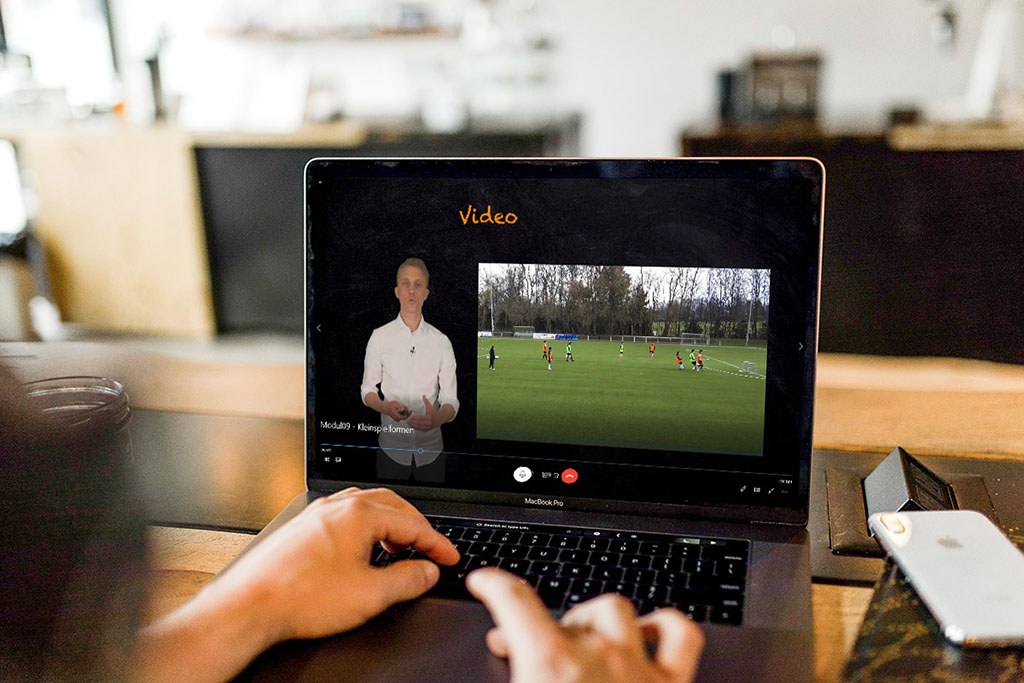 Coach²-Kurs am Laptop: Steven Turek erklärt im Video Kleinspielformen
