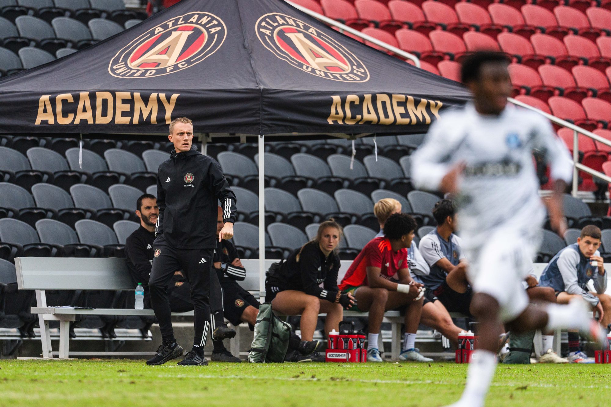 Steven Turek an der Seitenlinie unter dem Academy-Zelt von Atlanta United während eines Spiels