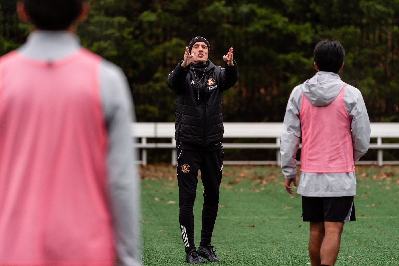 Steven Turek gibt beim Training Anweisungen auf dem Platz